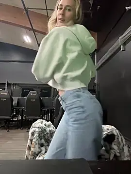 Snapshot of M1ssyk1ssy chatting on 11/22/25, 09:14 M1ssyk1ssy online show from 11/22/25, 09:14