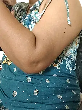 Snapshot of gaurika18 chatting on 11/14/25, 01:21 gaurika18 online show from 11/14/25, 01:21