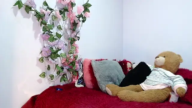 Snapshot of kymmgolden chatting on 10/05/25, 12:36 kymmgolden online show from 10/05/25, 12:36