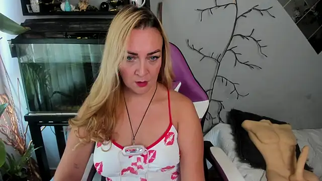 Snapshot of karen_mature69 chatting on 09/14/25, 12:59 karen mature69 online show from 09/14/25, 12:59