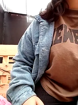 lara moon25 online show from 03/05/25, 10:10