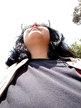 lara moon25 online show from 10/15/25, 04:07