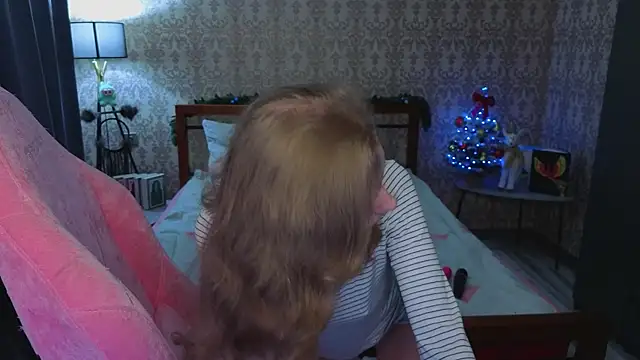 Snapshot of Lill_Mary chatting on 12/17/25, 04:18 Lill Mary online show from 12/17/25, 04:18