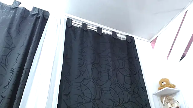 Snapshot of Kitten_Hot_ chatting on 10/21/25, 03:29 Kitten Hot online show from 10/21/25, 03:29