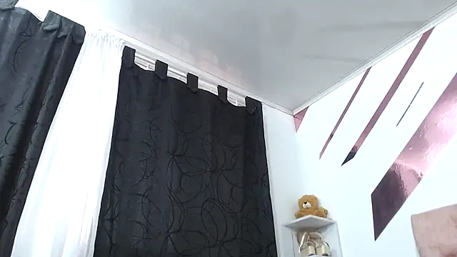 Snapshot of Kitten_Hot_ chatting on 10/23/25, 10:19 Kitten Hot online show from 10/23/25, 10:19