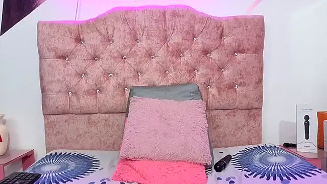 Snapshot of Kitten_Hot_ chatting on 10/28/25, 05:22 Kitten Hot online show from 10/28/25, 05:22