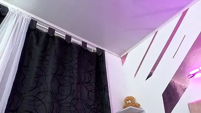 Snapshot of Kitten_Hot_ chatting on 10/29/25, 12:57 Kitten Hot online show from 10/29/25, 12:57