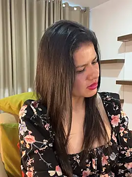 Snapshot of Alice_Biel chatting on 12/25/24, 03:28 Alice Biel online show from 12/25/24, 03:28