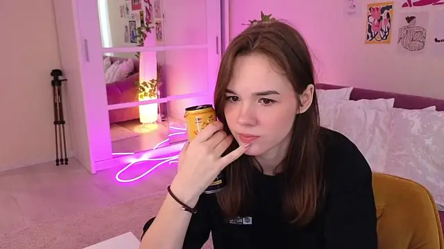 Snapshot of LindaRobertz chatting on 03/21/25, 09:12 LindaRobertz online show from 03/21/25, 09:12