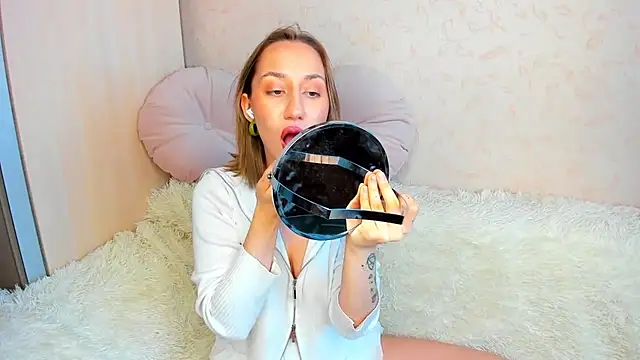 Snapshot of MelodyOfLovee chatting on 09/14/25, 04:44 MelodyOfLovee online show from 09/14/25, 04:44