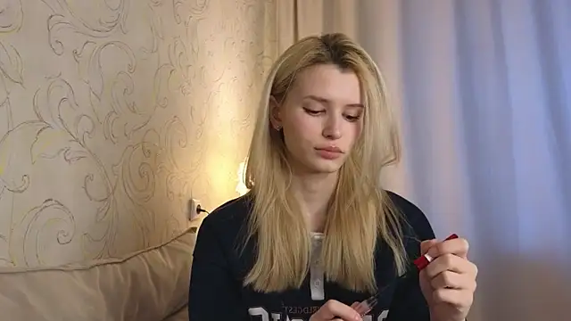 Snapshot of elsa_limerence chatting on 03/06/26, 04:20 elsa limerence online show from 03/06/26, 04:20
