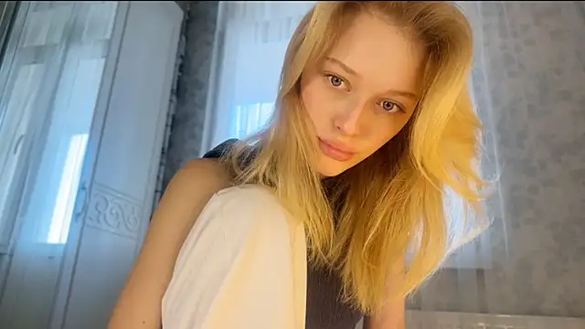 Snapshot of Evvie_Summn1 chatting on 03/01/25, 04:04 Evvie Summn1 online show from 03/01/25, 04:04