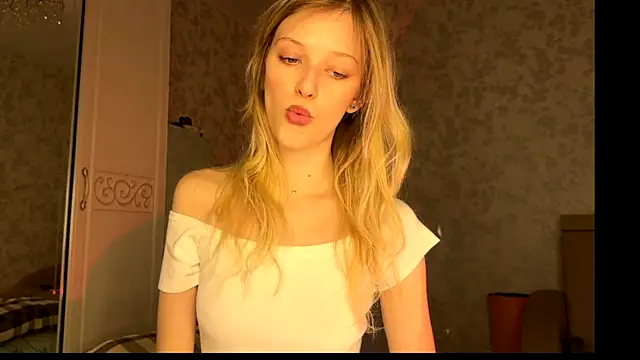 Snapshot of Evvie_Summn1 chatting on 10/23/25, 03:11 Evvie Summn1 online show from 10/23/25, 03:11