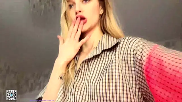 Snapshot of Evvie_Summn1 chatting on 11/16/25, 07:36 Evvie Summn1 online show from 11/16/25, 07:36