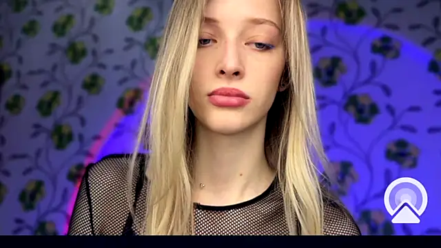 Snapshot of Evvie_Summn1 chatting on 12/14/25, 03:39 Evvie Summn1 online show from 12/14/25, 03:39