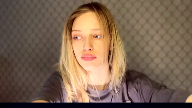 Snapshot of Evvie_Summn1 chatting on 12/20/25, 09:49 Evvie Summn1 online show from 12/20/25, 09:49