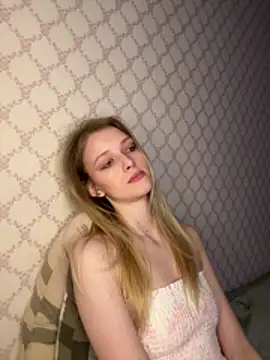 Snapshot of Evvie_Summn1 chatting on 02/23/26, 03:42 Evvie Summn1 online show from 02/23/26, 03:42