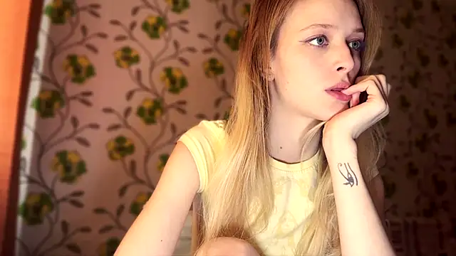 Snapshot of Evvie_Summn1 chatting on 02/26/26, 05:17 Evvie Summn1 online show from 02/26/26, 05:17