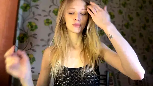 Snapshot of Evvie_Summn1 chatting on 03/01/26, 05:42 Evvie Summn1 online show from 03/01/26, 05:42