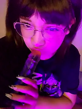 Snapshot of m0ondolly chatting on 12/23/25, 06:44 m0ondolly online show from 12/23/25, 06:44