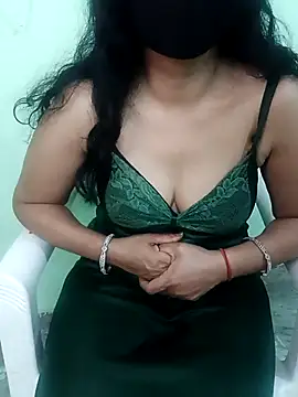 Snapshot of Deepa_09 chatting on 11/11/25, 10:04 Deepa 09 online show from 11/11/25, 10:04