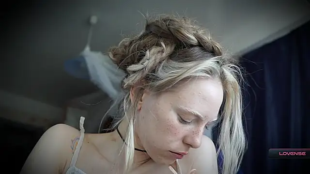 Snapshot of _Phantom_thread_ chatting on 03/15/26, 09:15 Phantom thread online show from 03/15/26, 09:15