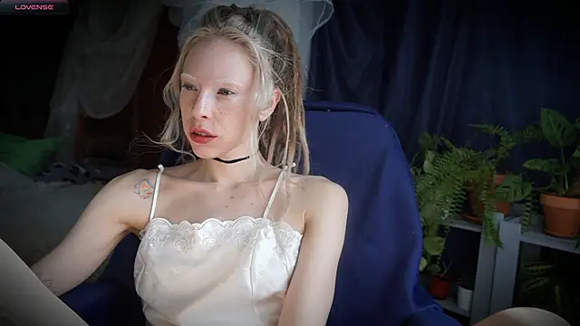 Snapshot of _Phantom_thread_ chatting on 03/27/26, 10:59 Phantom thread online show from 03/27/26, 10:59