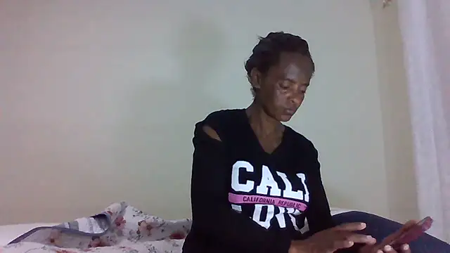 Snapshot of sweets_80 chatting on 06/18/26, 06:12 sweets 80 online show from 06/18/26, 06:12