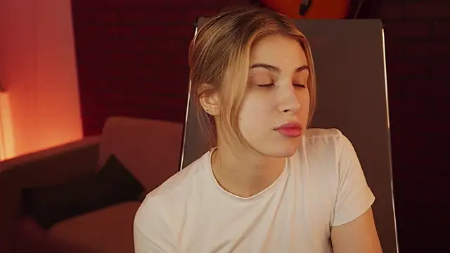 EllieCutes online show from 03/17/25, 05:23