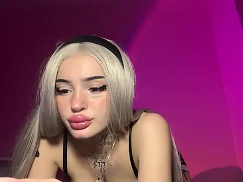 Snapshot of madelinexx chatting on 02/16/25, 08:11 madelinexx online show from 02/16/25, 08:11
