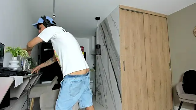 Snapshot of Huge_latin_cock chatting on 02/08/25, 09:04 Huge latin cock online show from 02/08/25, 09:04