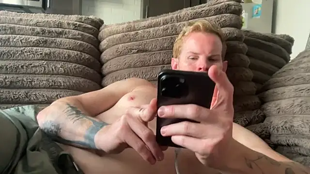 Snapshot of crossfitterguy87 chatting on 10/05/25, 03:43 crossfitterguy87 online show from 10/05/25, 03:43