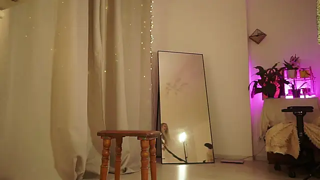 Snapshot of Elly_Caramelly chatting on 03/06/25, 12:00 Elly Caramelly online show from 03/06/25, 12:00