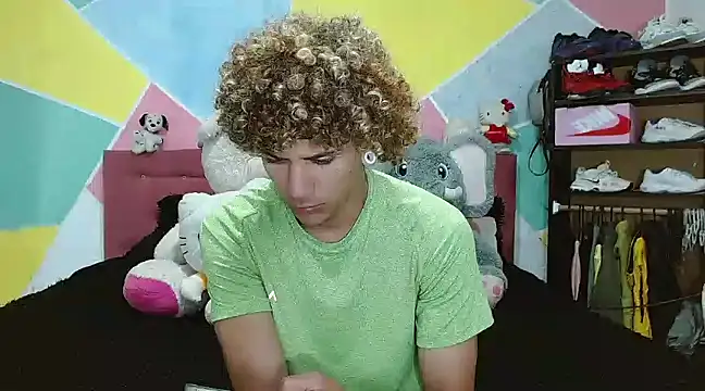 Snapshot of tylor_boy chatting on 01/08/25, 09:23 tylor boy online show from 01/08/25, 09:23