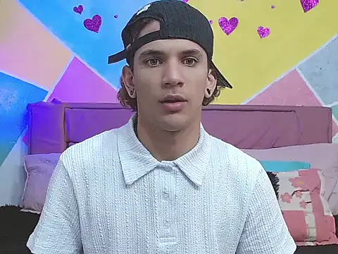 Snapshot of tylor_boy chatting on 09/15/25, 02:33 tylor boy online show from 09/15/25, 02:33