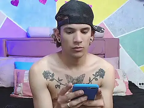 Snapshot of tylor_boy chatting on 09/29/25, 03:33 tylor boy online show from 09/29/25, 03:33