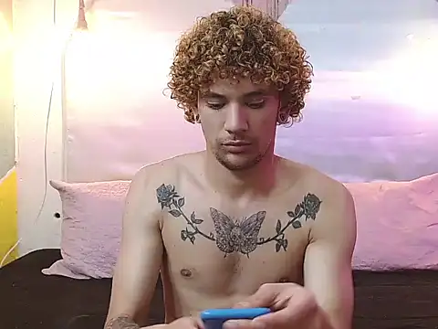 Snapshot of tylor_boy chatting on 12/01/25, 04:17 tylor boy online show from 12/01/25, 04:17