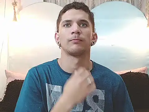 Snapshot of tylor_boy chatting on 12/18/25, 03:56 tylor boy online show from 12/18/25, 03:56