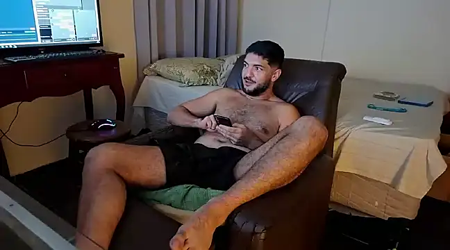 Snapshot of LUH133 chatting on 12/18/24, 12:32 LUH133 online show from 12/18/24, 12:32