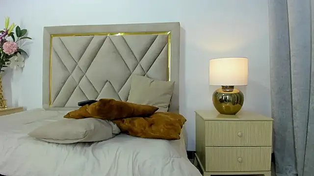 Snapshot of emily_queen2 chatting on 01/15/26, 07:28 emily queen2 online show from 01/15/26, 07:28