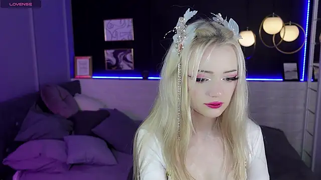 Snapshot of EmilyAir chatting on 12/23/24, 12:35 EmilyAir online show from 12/23/24, 12:35