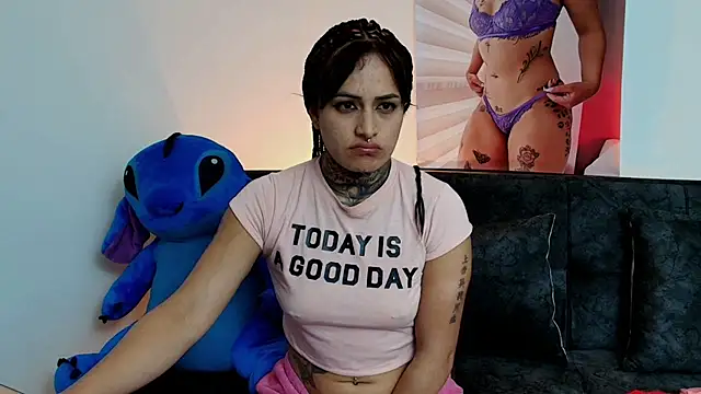 Snapshot of TinnaDawsom chatting on 02/13/25, 12:02 TinnaDawsom online show from 02/13/25, 12:02