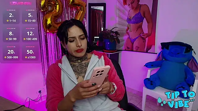 Snapshot of TinnaDawsom chatting on 03/07/25, 01:09 TinnaDawsom online show from 03/07/25, 01:09