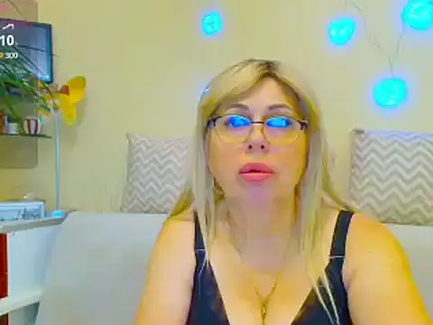Snapshot of SusieNoreen chatting on 02/19/25, 04:12 SusieNoreen online show from 02/19/25, 04:12