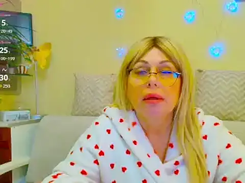Snapshot of SusieNoreen chatting on 02/19/25, 10:23 SusieNoreen online show from 02/19/25, 10:23