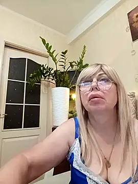 Snapshot of SusieNoreen chatting on 09/21/25, 12:01 SusieNoreen online show from 09/21/25, 12:01