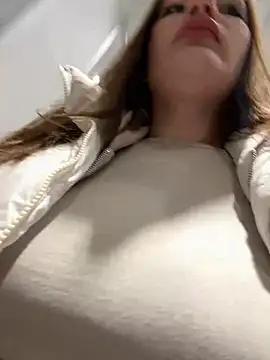 Snapshot of justmila chatting on 12/22/24, 11:33 justmila online show from 12/22/24, 11:33