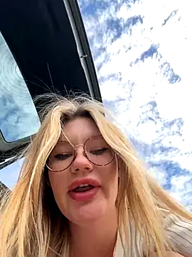 Snapshot of justmila chatting on 09/17/25, 11:01 justmila online show from 09/17/25, 11:01