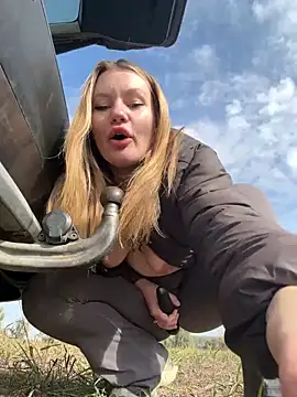 Snapshot of justmila chatting on 10/20/25, 10:27 justmila online show from 10/20/25, 10:27