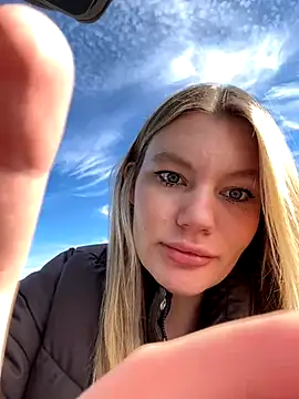 Snapshot of justmila chatting on 10/21/25, 10:38 justmila online show from 10/21/25, 10:38